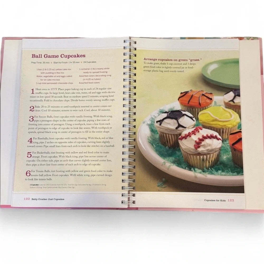 Betty Crocker Just Cupcakes Cookbook 100 Recipes Baking Book